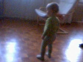 Maxim devant teletubbies