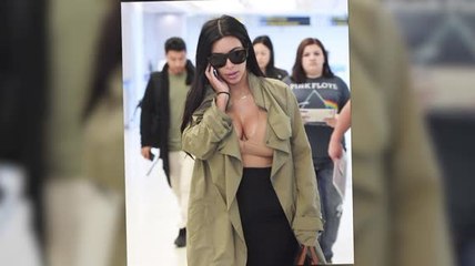Kim Kardashian a un décolleté profond en arrivant à New York