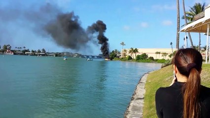 下载视频: Jet skier uses wakes to extinguish boat on fire