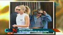 Miley Cyrus fue captada saliendo de un hotel con su posible novia