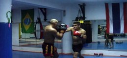 Mestre Pako treinando tecnicas de boxe com seu aluno Jako