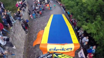 Une descente de VTT interrompue par des néo-nazis