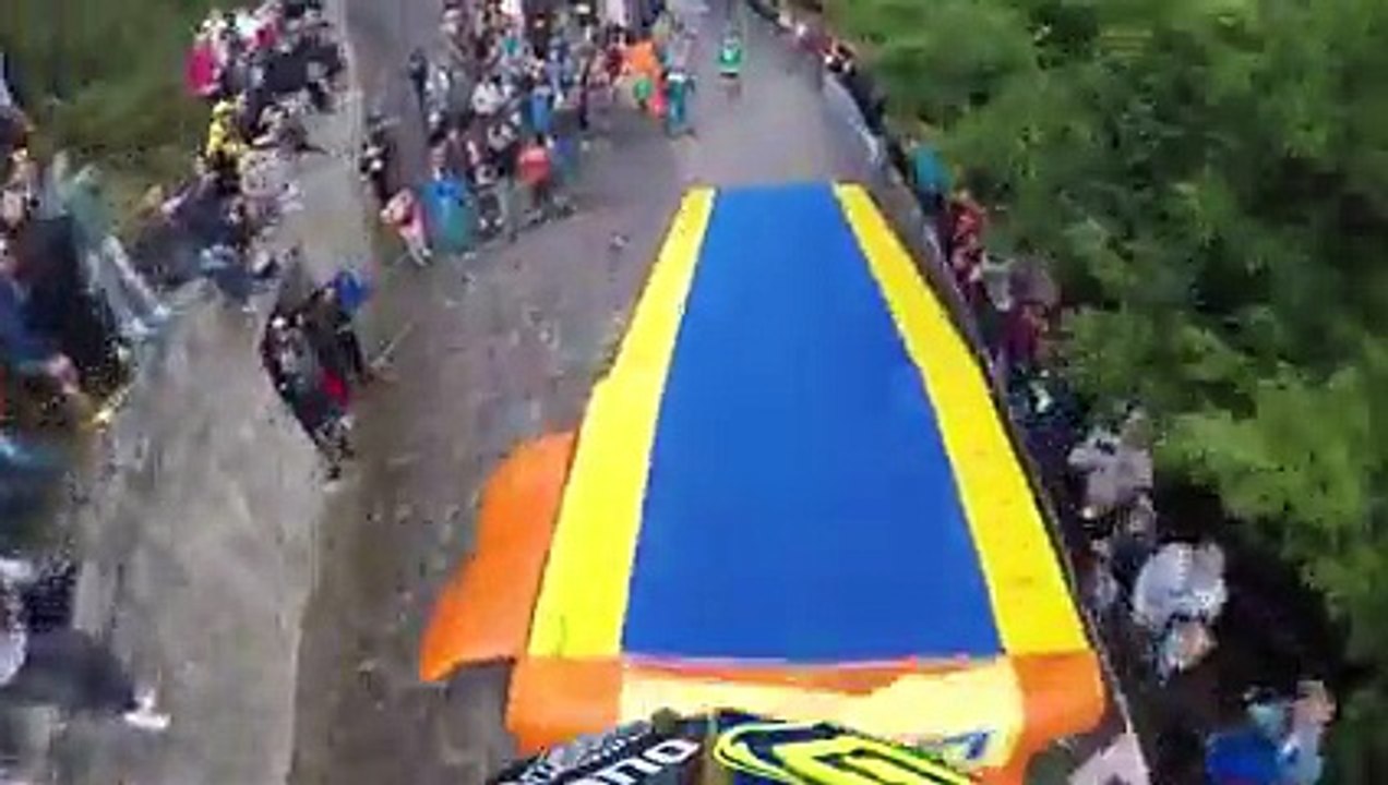 Une descente de VTT interrompue par des néo-nazis