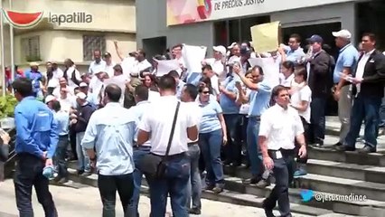 Trabajadores de Minalba protestan por el precio del agua mineral