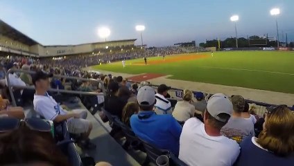 Ce fan de baseball réussit une récupération de balle plus que magique !