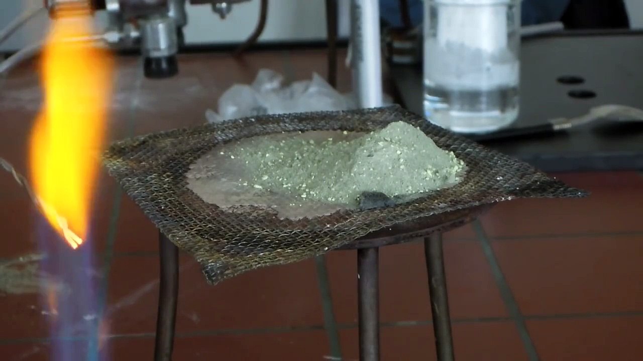 Chemiefilme: Vereinigung von Eisen und Schwefel: Fe + S zu FeS (Synthese Eisensulfid im Labor)