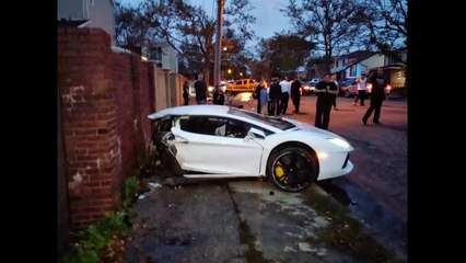 Lamborgini Aventador crash splits supercar in half