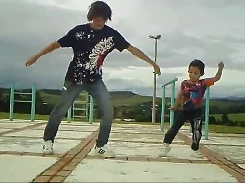 Малыш, реально классно танцует!