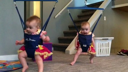 Deux adorables bébés dansent sur de la musique irlandaise