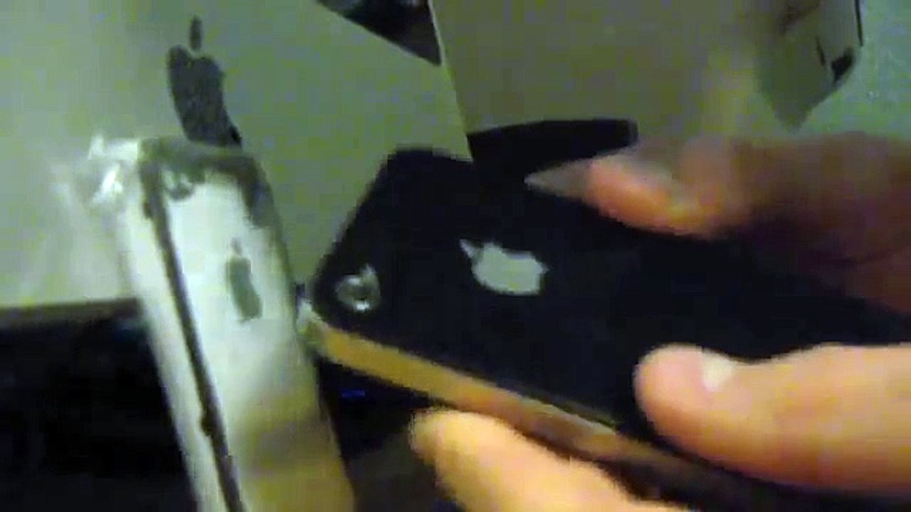 How To Remove and Replace The Back Of your Iphone 4/4S