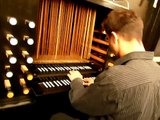 Radek Mazgaj hraje na varhany