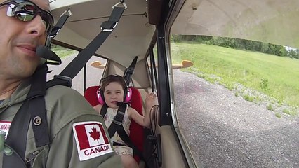 4 year old girl can not stop laughing as he made his first acrobatic flight with his father