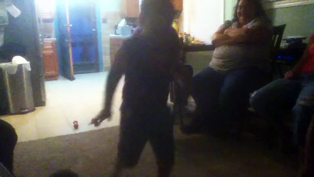 Me Break Dancing-Midget dances for thrills