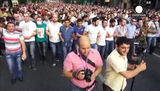 Ереван: новая многотысячная демонстрация несмотря на разгон накануне