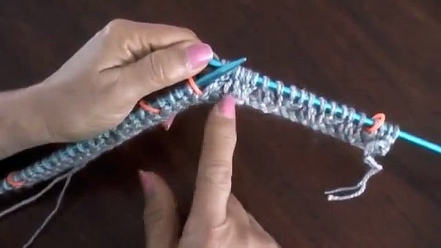 Bufanda con trenzas reversibles para caballero tejida en dos agujas o palitos