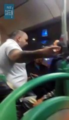 Dans le bus, un homme touche une fille, le chauffeur va le calmer
