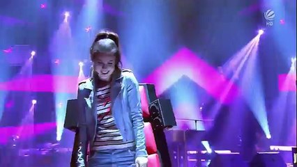 Un jeune garçon de 14 ans chauffe le public et fait danser le jury