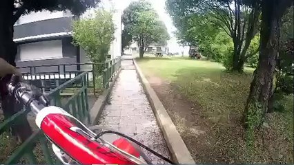 Un élève fait de la motocross dans son lycée pendant une épreuve du BAC (Valence)