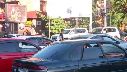 Un homme fait la circulation quand les feux tombent en panne