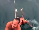 Deux idiots surfent sur un requin-baleine au Venezuela