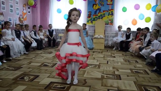 Маленькая девочка классно танцует и поет