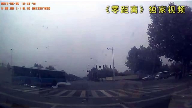 В Китае машину разорвало на части