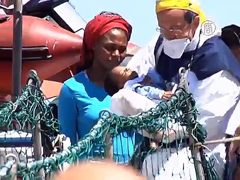 У берегов Италии и Турции спасли более 2700 беженцев