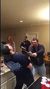 Il coupe le nez de son pote avec un sabre Gros fail d'un gars bourré