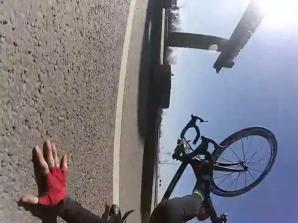 Un cycliste se fait renverser par un camion