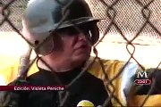 AMLO jugando béisbol