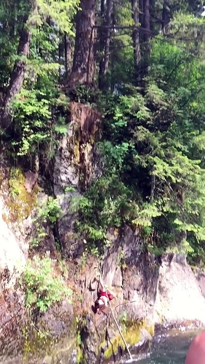 Un gars ivre tombe d'un arbre, rebondit sur un rocher et fini dans la rivière