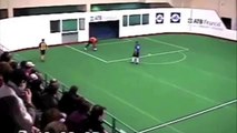 Un gardien de Futsal marque un but contre son camp : bien ridicule