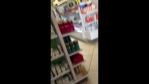 Grosse chute d'un homme ivre au supermarché