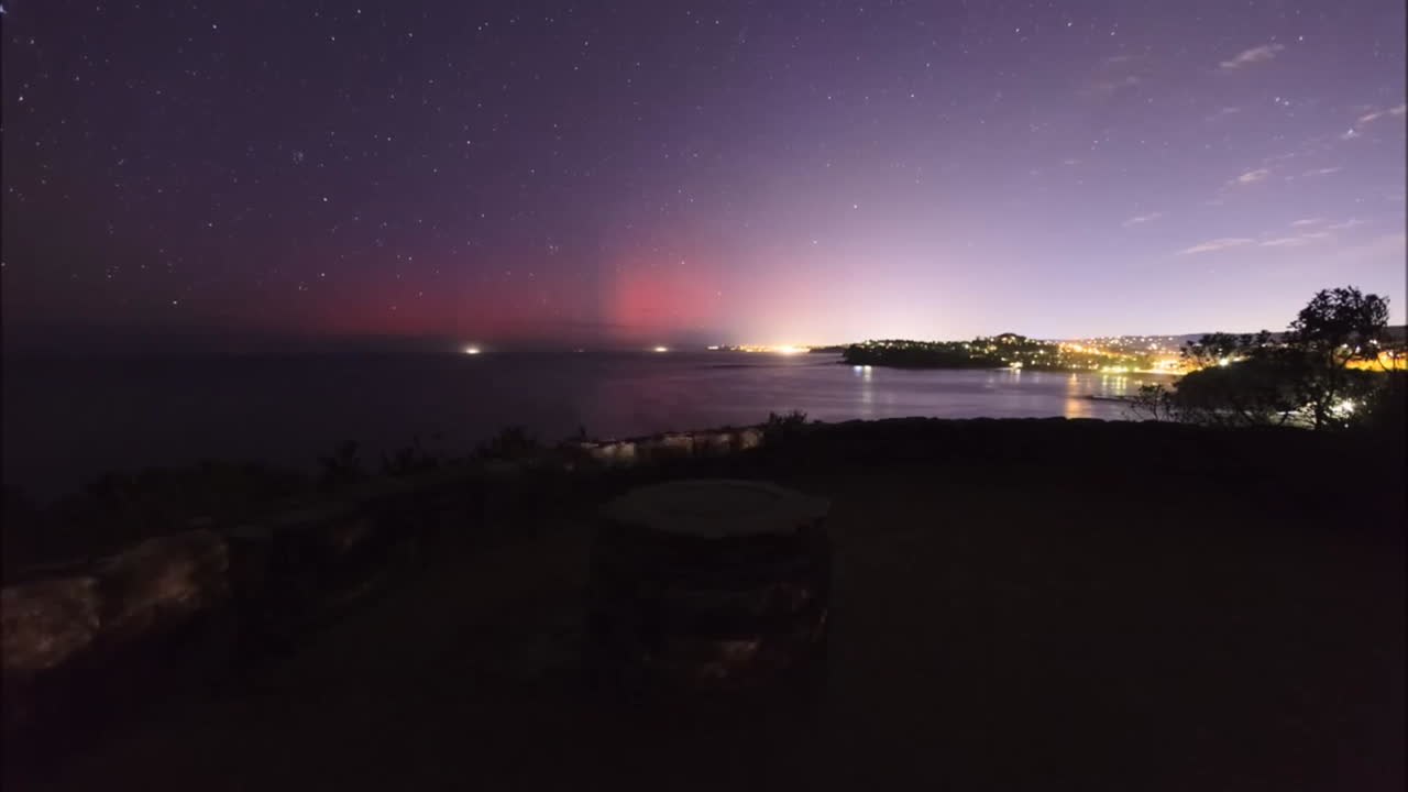 Wunderschönes Zeitraffer zeigt rotes Südlicht an australischem Strand