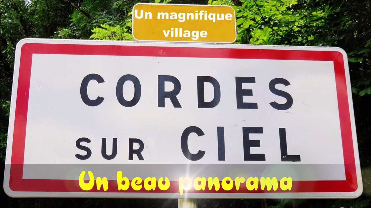 Un beau panorama, vue du haut de Cordes sur ciel