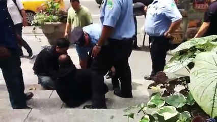 Homem ataca turista com um facão em pleno centro de Nova York