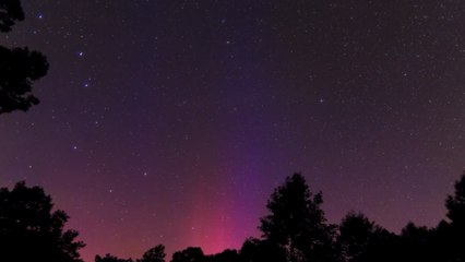 Une minute d'aurore boréale rouge