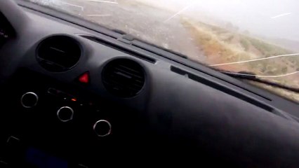 Quand une Tempête de Grêle Pulvérise une Voiture Roulante