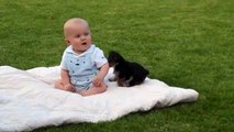 Baby  Spielt mit Hund von Vivian Steiner