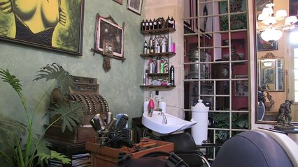 "بابيتو" مصفف شعر يعيد بث الحياة الثقافية في وسط هافانا
