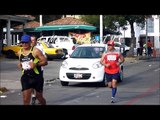 Agente de vialidad evita que una joven prepotente atropelle a  corredores del Maratón Guadalajara