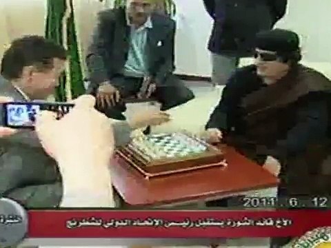 Gadafi jugó ajedrez con el ruso Iliumzhínov ante la TV libia