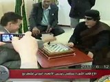 Gadafi jugó ajedrez con el ruso Iliumzhínov ante la TV libia