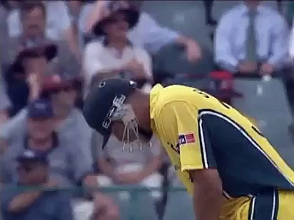 Waqar Younis vs Andrew Symonds, BEAMERS - Exciting cricket fight