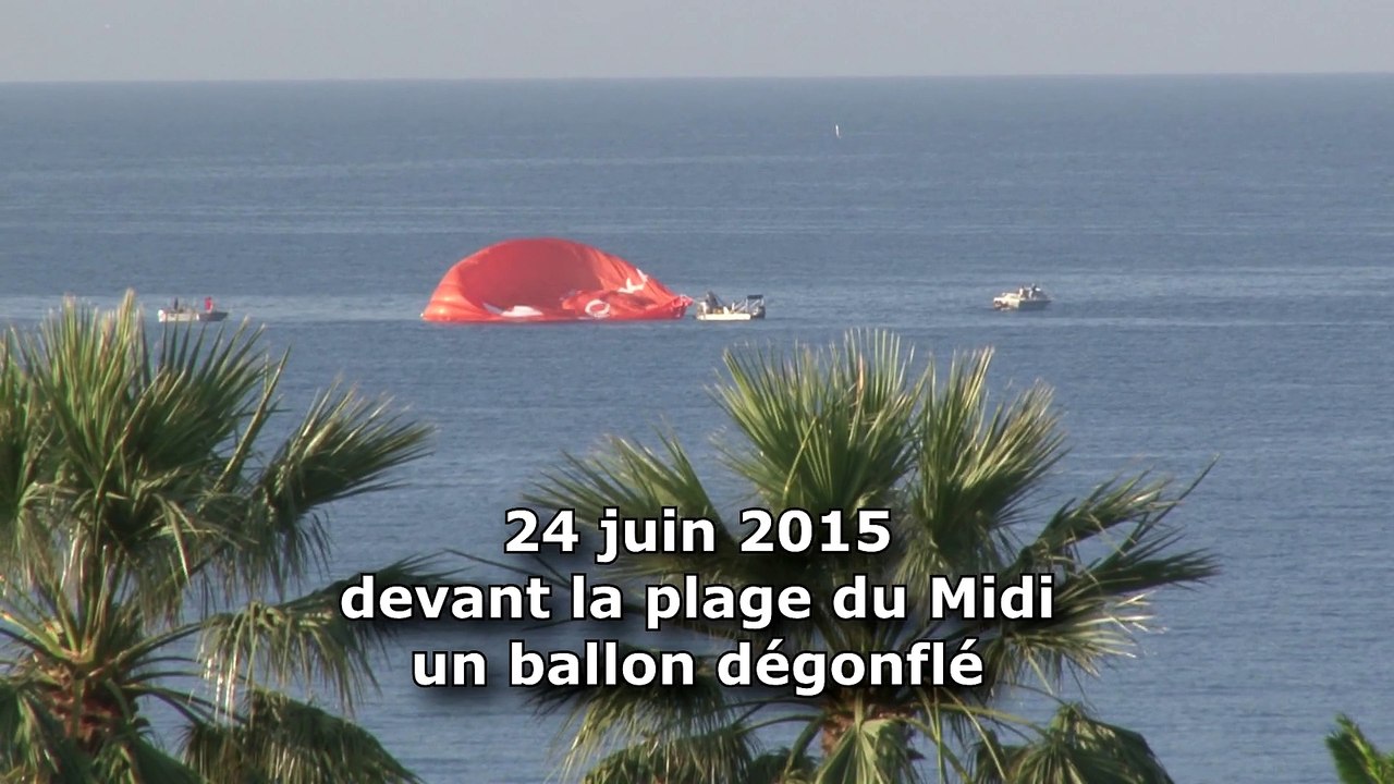 Une montgolfière amerrit devant la plage du Midi à Cannes