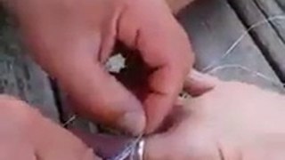 How to remove a ring that is too tight for our finger using only a piece of string