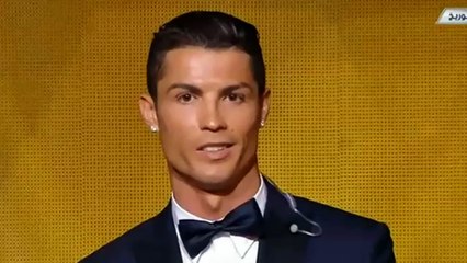 Ronaldo het len sau khi nhan giai thuong QBV FIFA 2014