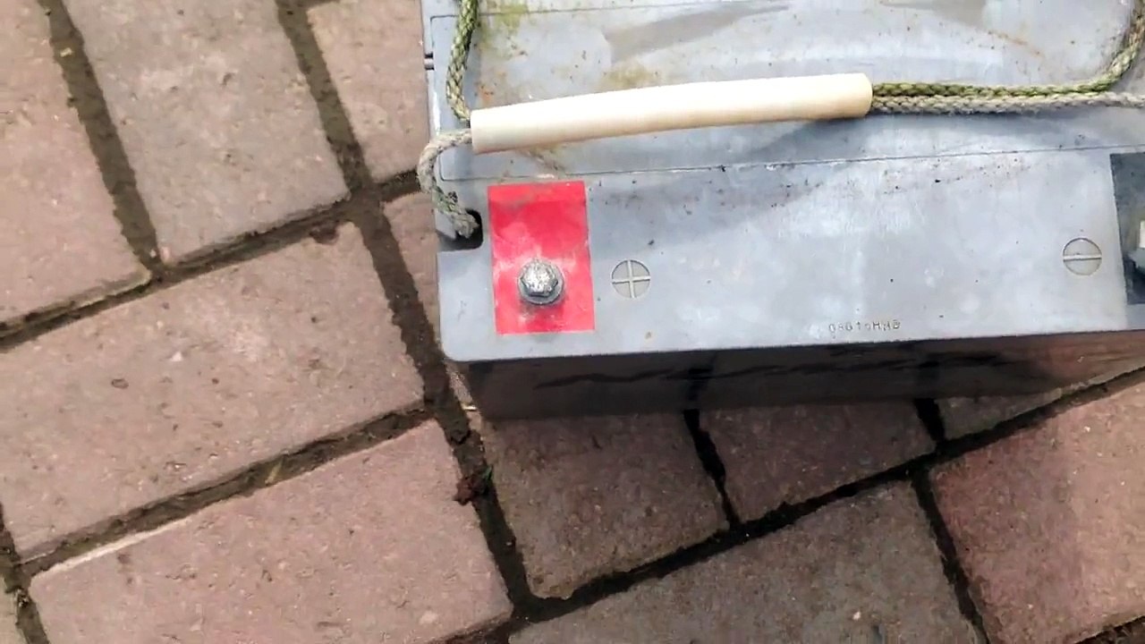 10w solar panel charging a 85ah battery