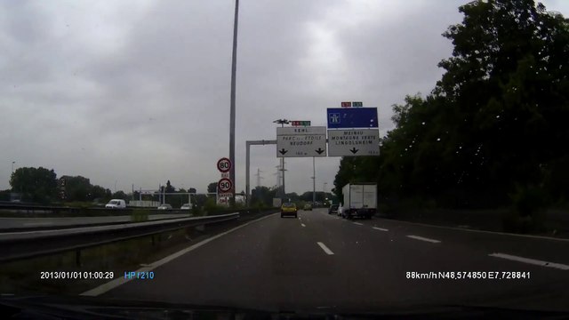 Accident complètement fou : une twingo fait un aquaplaning et se retourve perchée