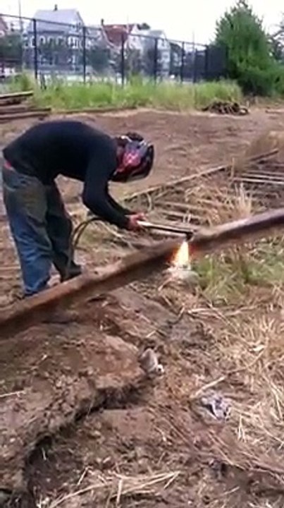 Gros FAIL en découpant un rail de chemin de fer - Headshot